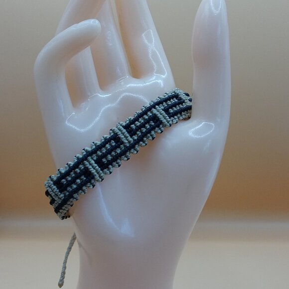 Handmade Woven Macramé Thread Bracelet with Geometric Patterns - Picture 3 of 8